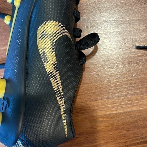 Nike youth 1Y cleats in black and gold (not worn) - Picture 4 of 9